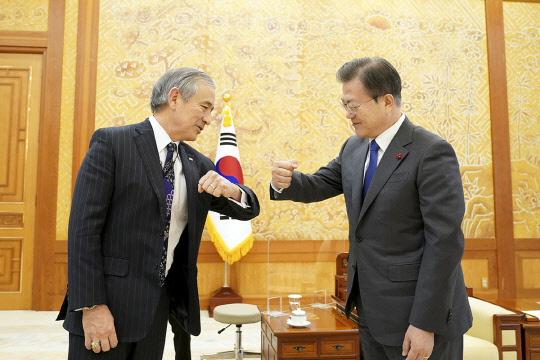 문재인 대통령과 해리해리스 주한 미국 대사가 '팔꿈치 인사'를 하는 모습. 청와대 제공.